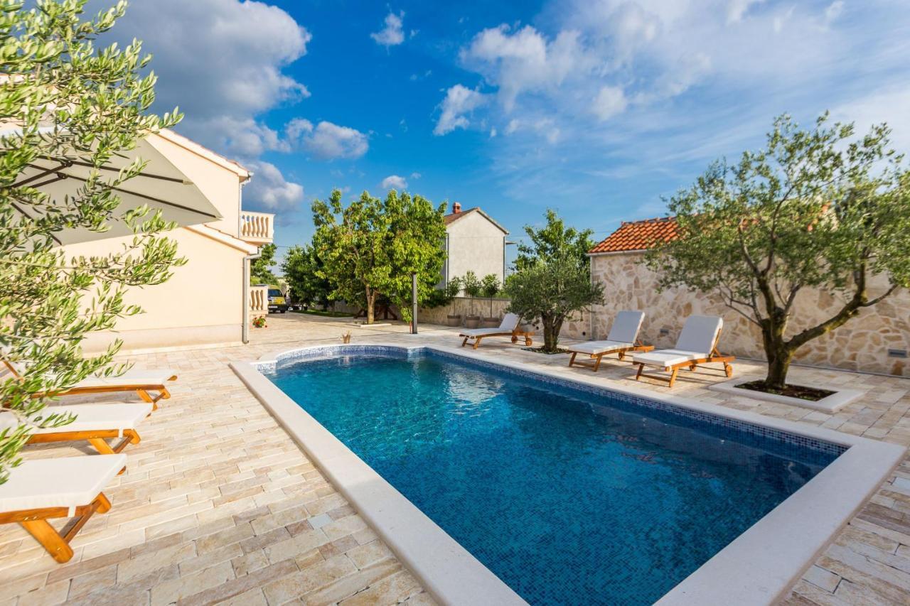 Villa Tina With Swimming Pool, Tennis Court, Games Room, Sauna, Gym, Bbq Policnik Exteriér fotografie