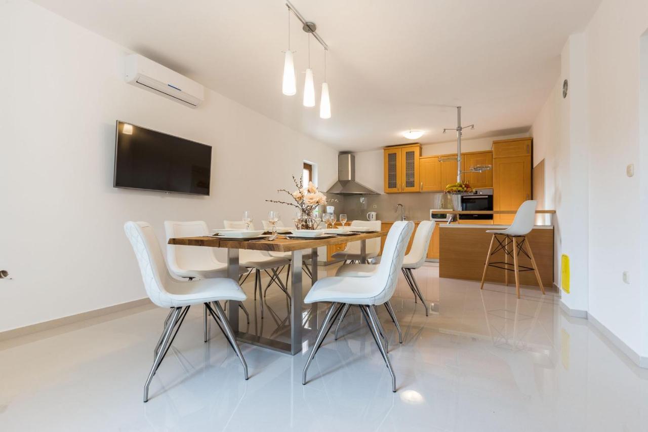 Villa Tina With Swimming Pool, Tennis Court, Games Room, Sauna, Gym, Bbq Policnik Exteriér fotografie