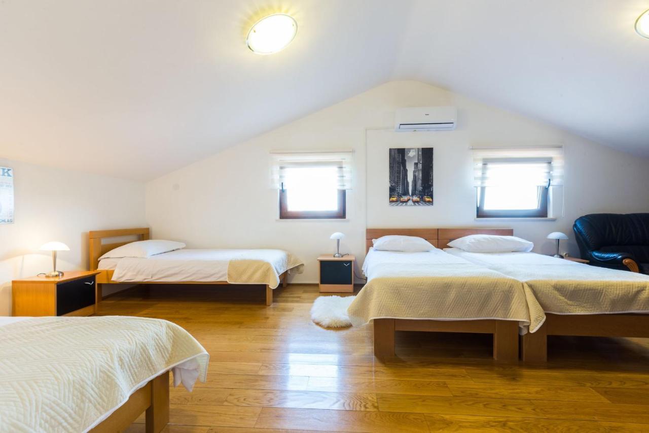 Villa Tina With Swimming Pool, Tennis Court, Games Room, Sauna, Gym, Bbq Policnik Exteriér fotografie