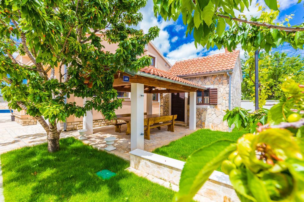 Villa Tina With Swimming Pool, Tennis Court, Games Room, Sauna, Gym, Bbq Policnik Exteriér fotografie