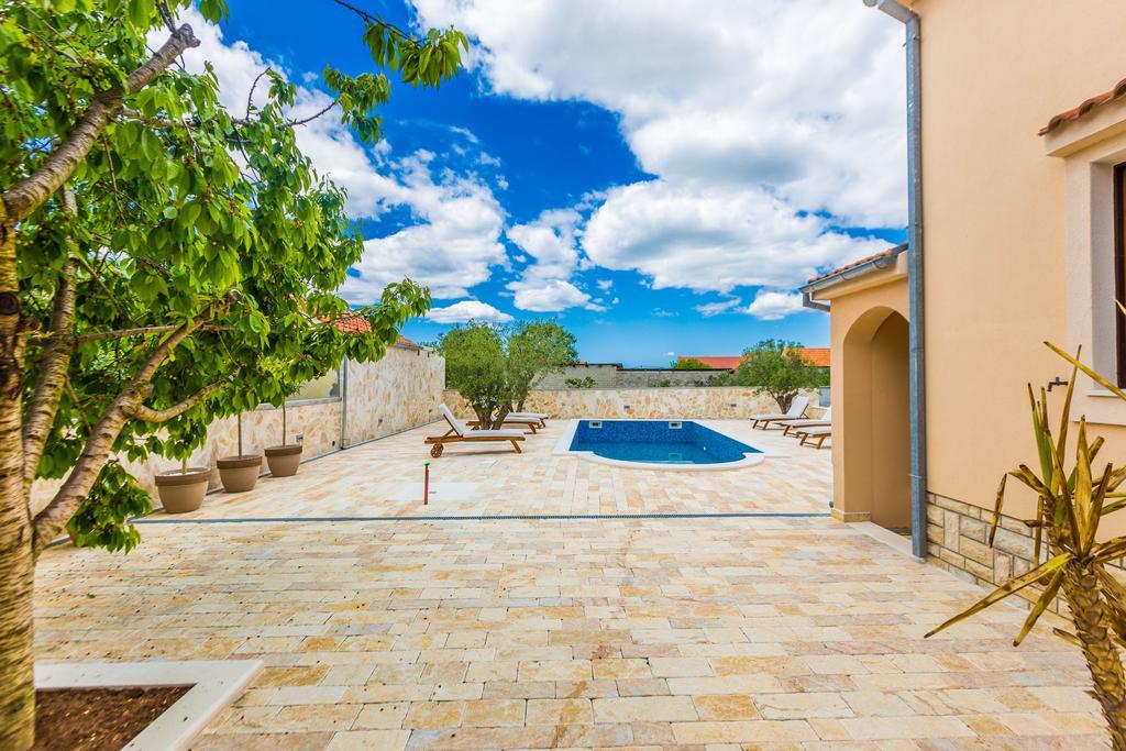 Villa Tina With Swimming Pool, Tennis Court, Games Room, Sauna, Gym, Bbq Policnik Exteriér fotografie