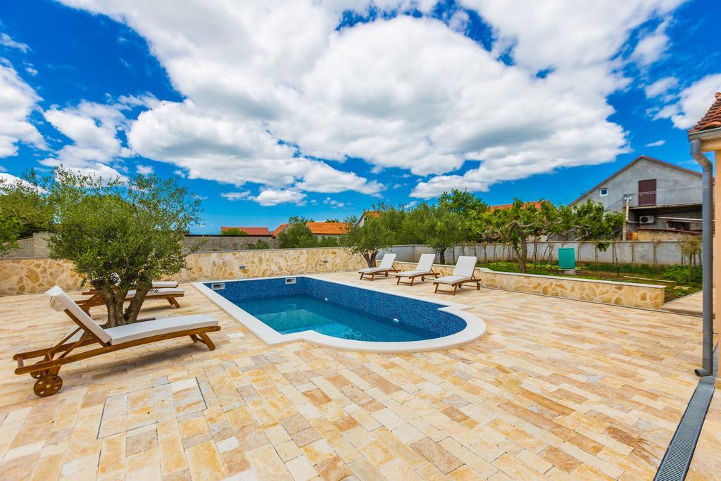 Villa Tina With Swimming Pool, Tennis Court, Games Room, Sauna, Gym, Bbq Policnik Exteriér fotografie