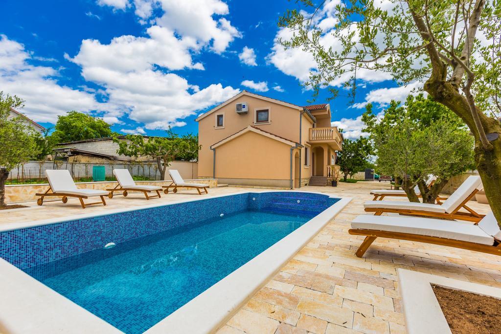 Villa Tina With Swimming Pool, Tennis Court, Games Room, Sauna, Gym, Bbq Policnik Exteriér fotografie