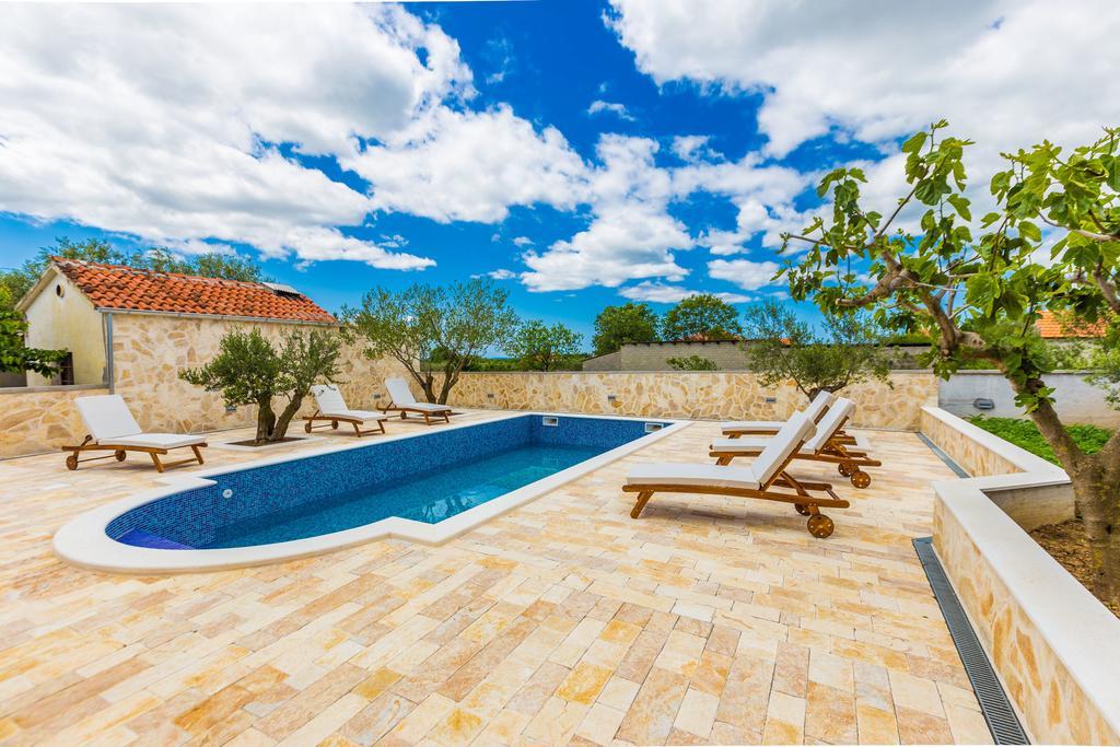 Villa Tina With Swimming Pool, Tennis Court, Games Room, Sauna, Gym, Bbq Policnik Exteriér fotografie