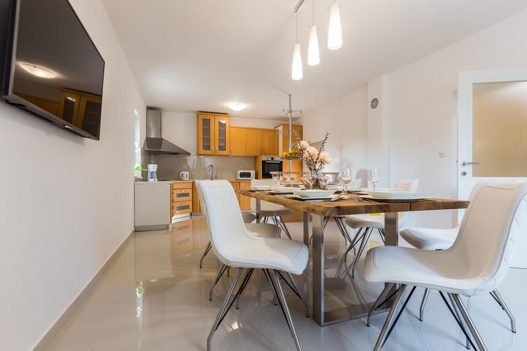Villa Tina With Swimming Pool, Tennis Court, Games Room, Sauna, Gym, Bbq Policnik Exteriér fotografie