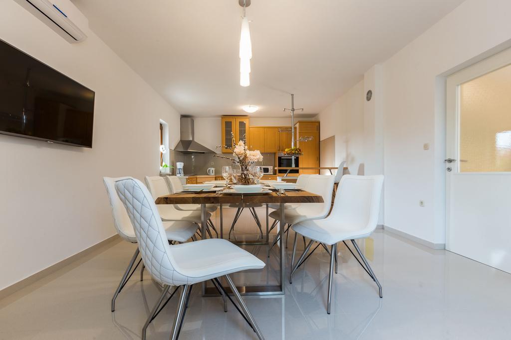 Villa Tina With Swimming Pool, Tennis Court, Games Room, Sauna, Gym, Bbq Policnik Exteriér fotografie