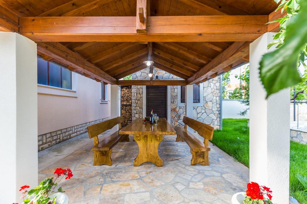 Villa Tina With Swimming Pool, Tennis Court, Games Room, Sauna, Gym, Bbq Policnik Exteriér fotografie
