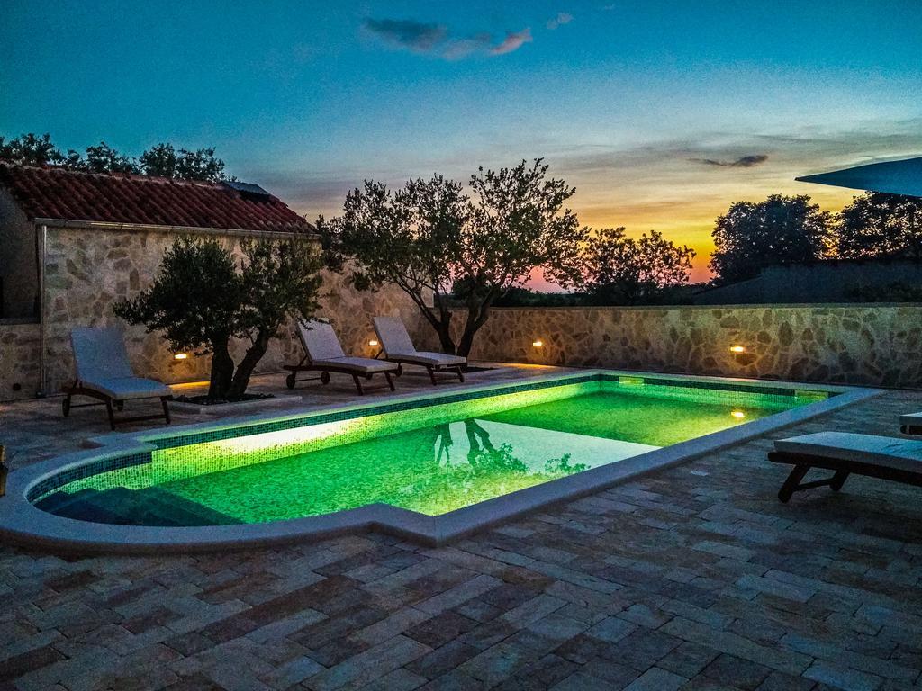 Villa Tina With Swimming Pool, Tennis Court, Games Room, Sauna, Gym, Bbq Policnik Exteriér fotografie
