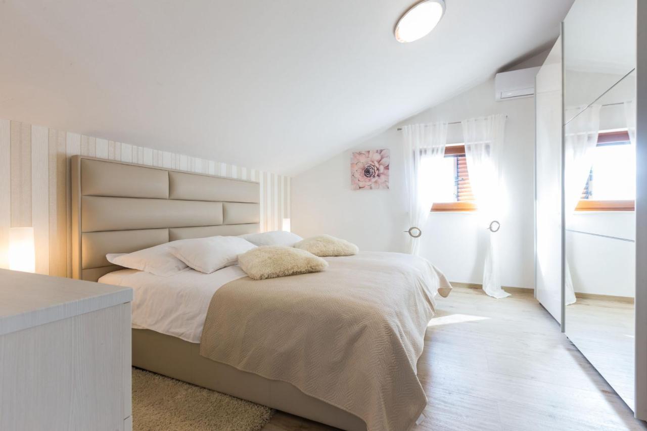Villa Tina With Swimming Pool, Tennis Court, Games Room, Sauna, Gym, Bbq Policnik Exteriér fotografie