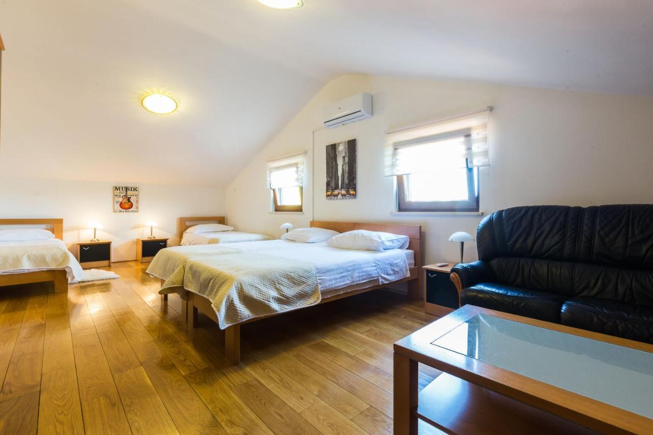 Villa Tina With Swimming Pool, Tennis Court, Games Room, Sauna, Gym, Bbq Policnik Exteriér fotografie
