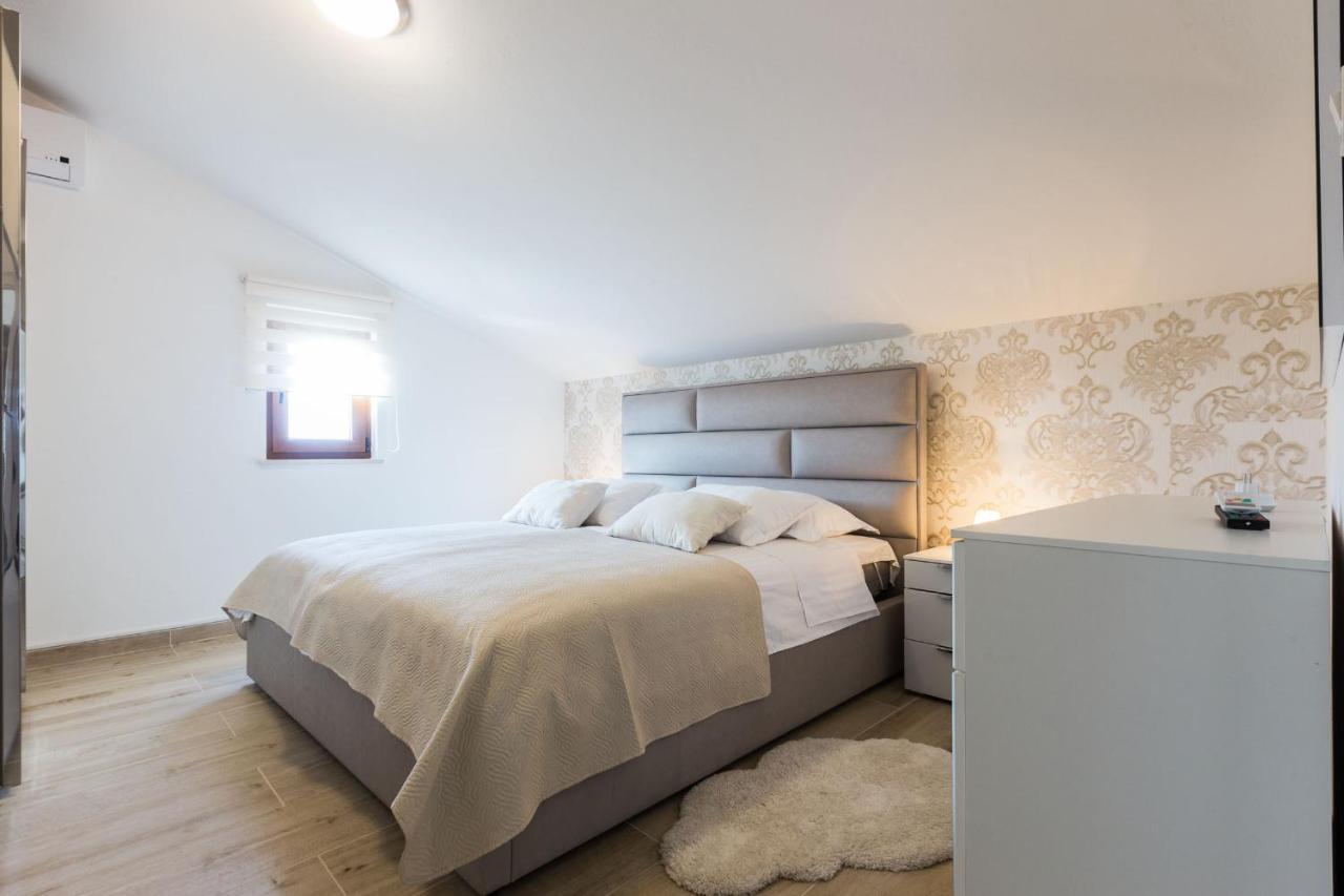Villa Tina With Swimming Pool, Tennis Court, Games Room, Sauna, Gym, Bbq Policnik Exteriér fotografie