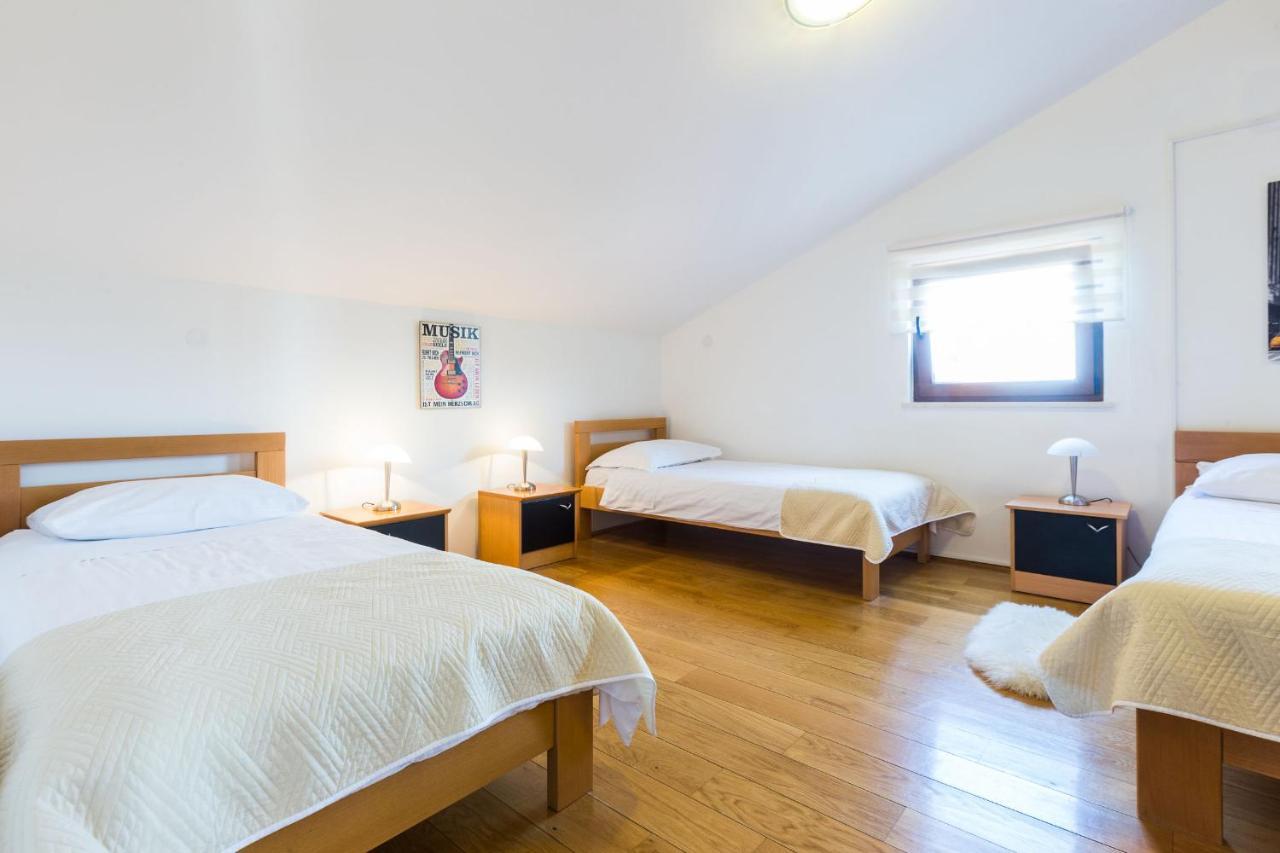 Villa Tina With Swimming Pool, Tennis Court, Games Room, Sauna, Gym, Bbq Policnik Exteriér fotografie